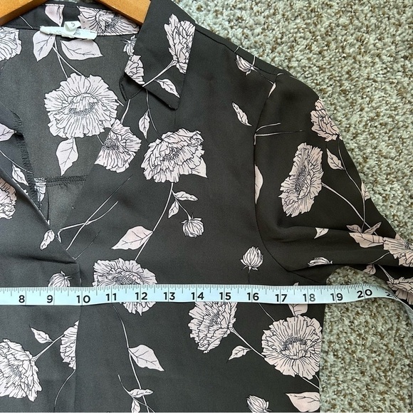 🦋 Maurices Grey Pink Floral V-Neck Long Sleeve Blouse Small - Picture 7 of 8
